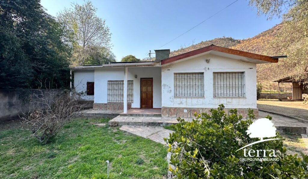 Casa en venta al pie de las Sierras Chicas con gran terreno