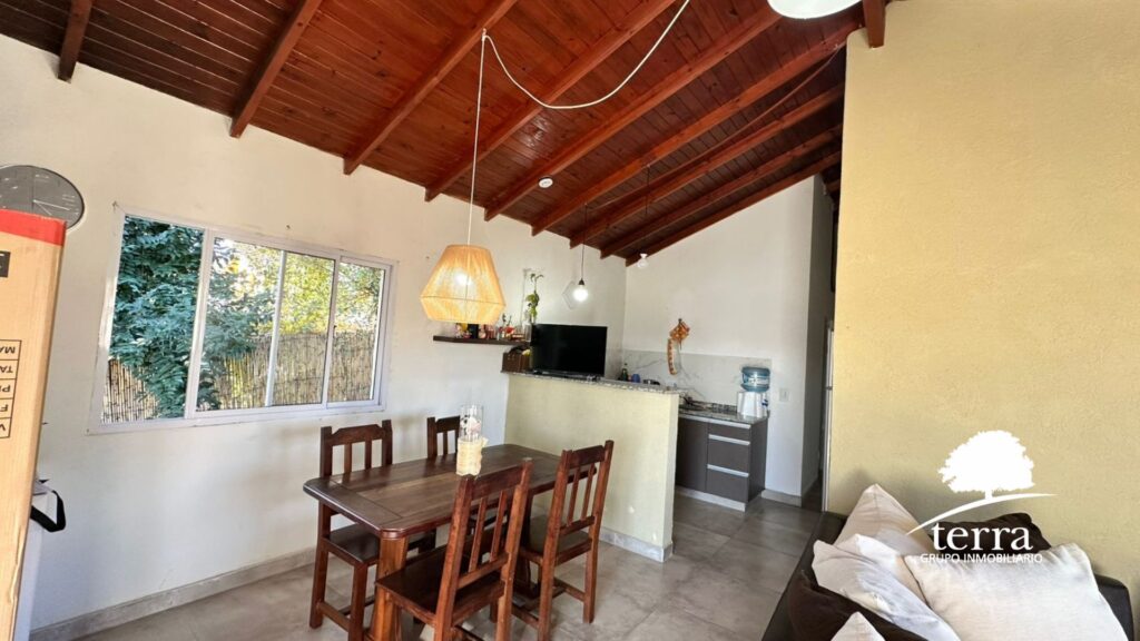 interior de casa con cocina comedor y dos habitaciones

